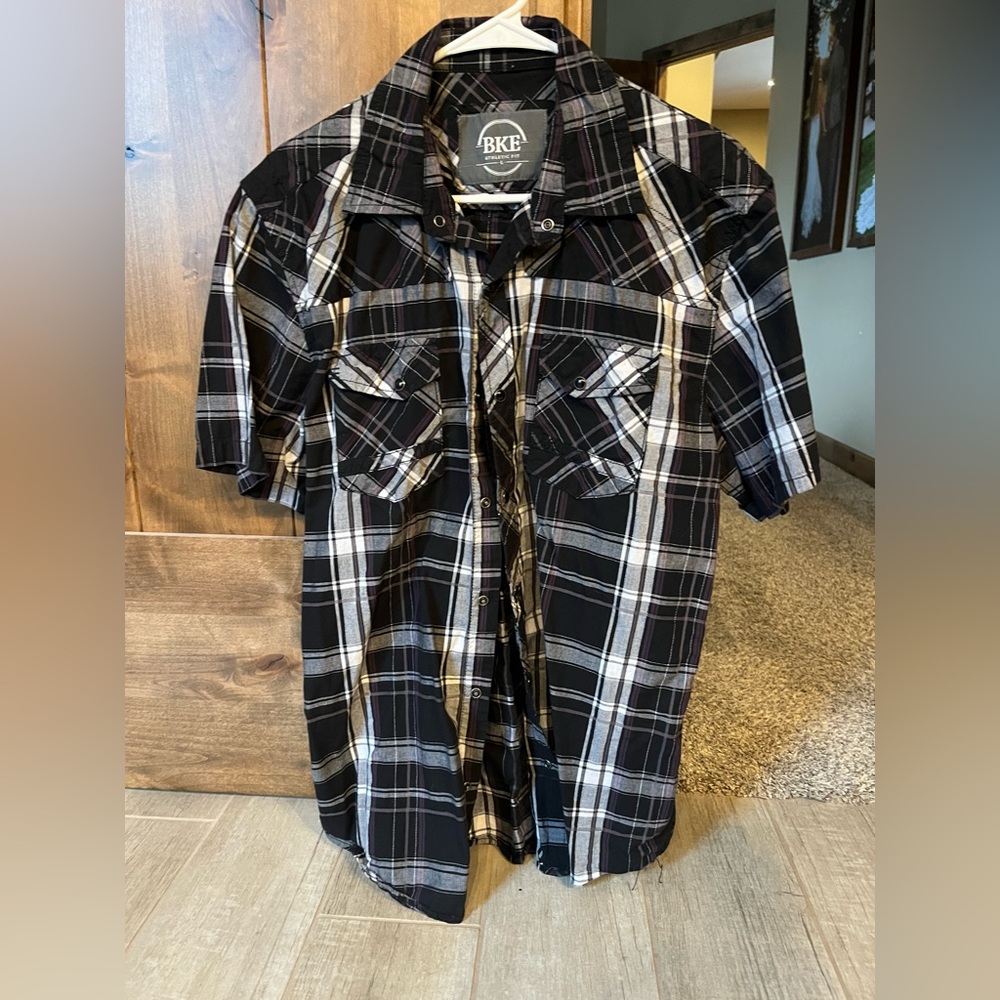 BKE men’s button down short sleeve shirt- size large athletic fit , black purple